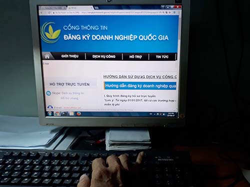 Hồ sơ đăng ký qua mạng được phản hồi trong ngày Ảnh: Tấn Thạnh