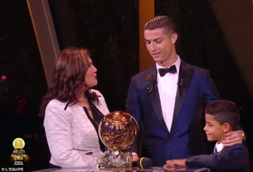Vượt Messi và Neymar, Ronaldo đoạt Quả bóng vàng 2017 - Ảnh 2.