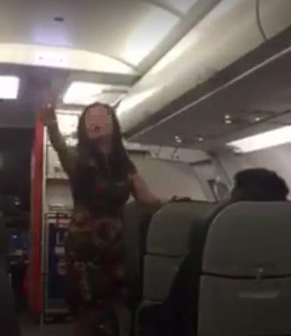 Người phụ nữ gây rối trên máy bay - Ảnh cắt từ clip