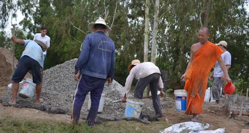 
Sư Minh cùng nhân công là người dân địa phương đổ các trụ bê-tông để chuẩn bị bắc cầu đoạn kết nối 2 xã Thới Quản và Thủy Liễu
