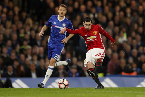 Mkhitaryan với cú sút suýt thành bàn phút 12