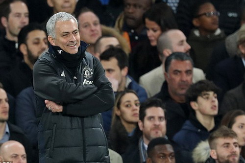 HLV Mourinho cười nhạt đầy cay đắng khi cầu thủ M.U bị đuổi