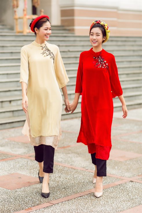 Hoa hậu Việt Nam Mỹ Linh và Á hậu Thanh Tú trong trang phục áo dài cách điệu