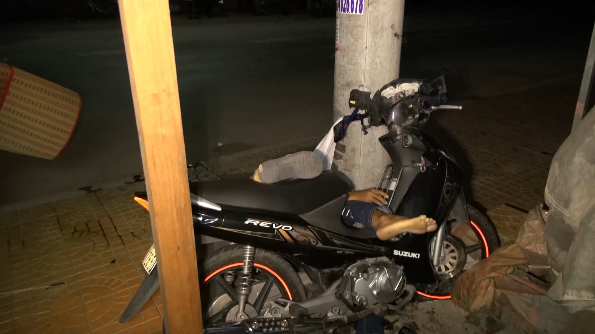 Đi xe đạp điện qua đường 2 học sinh bị xe tải tông thương vong