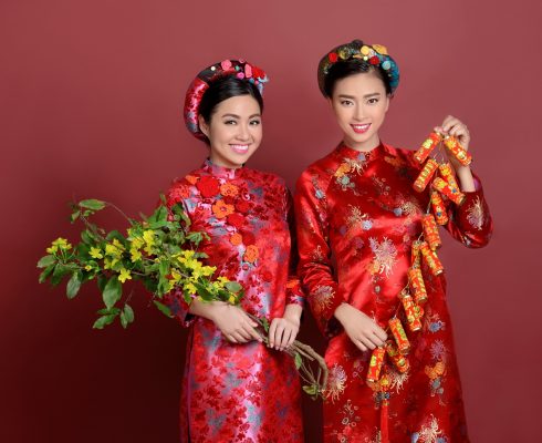 Diễn viên Ngô Thanh Vân và Lê Khánh mặc áo dài chúc Tết khán giả