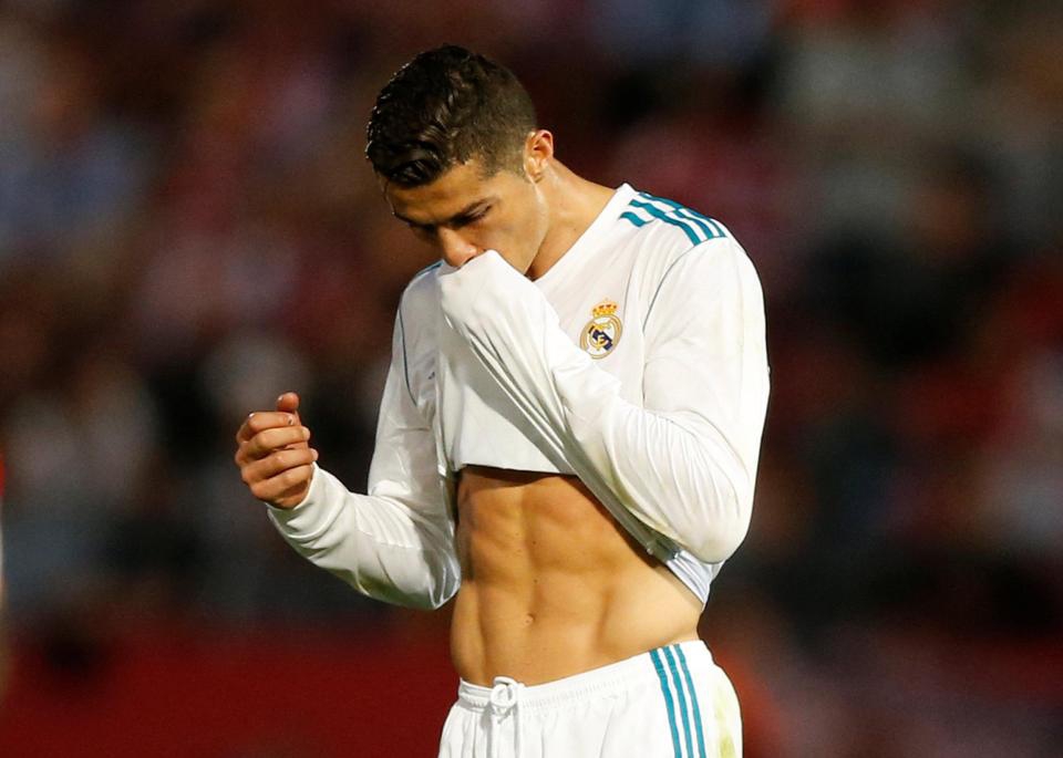 Hãy chiêm ngưỡng màn trình diễn ấn tượng của siêu sao bóng đá Cristiano Ronaldo trong hình ảnh tuyệt đẹp này.