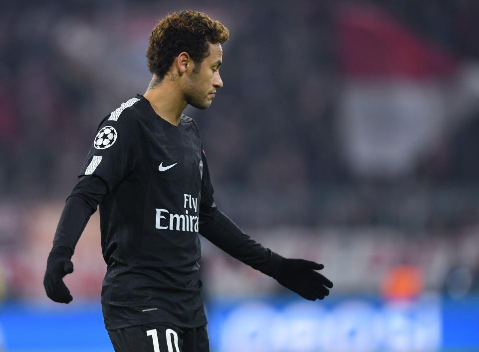 Fan Bayern Ném Tiền Giả Có Hình Neymar - Báo Người Lao Động