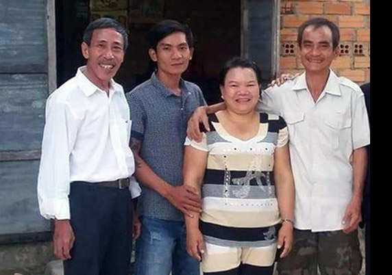 
Ông Nén (bìa phải) cùng người thân sau ngày được minh oan vào cuối năm 2015
