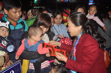 Bà Nguyễn Thị Thu Hồng-Phó Chủ tịch Tổng LĐLĐ Việt Nam tặng lì xì và tiễn gia đình công nhân rời công ty về quê sum vầy cùng gia đình
