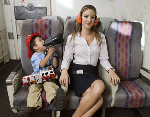 
Trẻ nhỏ đi máy bay cần được bố mẹ giám sát cẩn thận. Ảnh: Flickriver.
