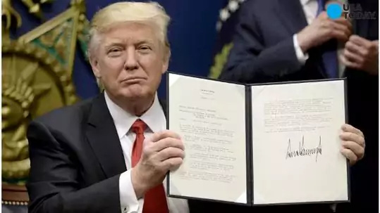 
Tổng thống Trump ký sắc lệnh nhập cư mới hôm 27-1. Ảnh: USA Today
