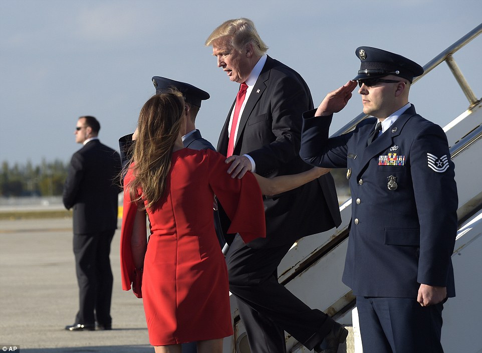 
Đệ nhất phu nhân Melania đón Tổng thống Trump khi ông đến Florida bằng chiếc Không lực 1. Ảnh: AP
