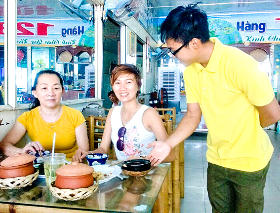 Kh&aacute;ch d&ugrave;ng bữa trưa tại qu&aacute;n Cơm ni&ecirc;u 123.