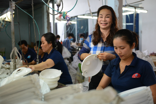 
Bà Minh hiện sở hữu 2 nhà máy sản xuất hàng điện gia dụng cho doanh thu mỗi năm trên 800 tỉ đồng.
