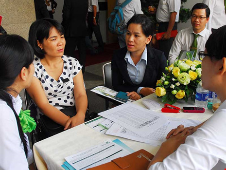 Nhiều người đang chờ đợi được vay vốn ưu đãi mua nhà ở xã hội. Trong ảnh: Tư vấn vay vốn mua nhà cho người thu nhập thấp tại TP HCM. Ảnh: HTD