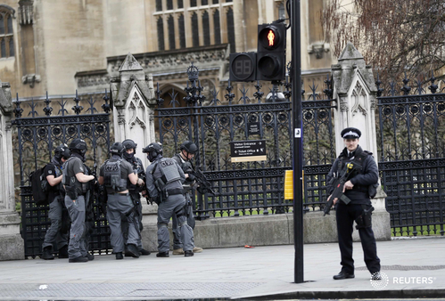 
Lực lượng vũ trang bên ngoài tòa nhà quốc hội ở London. Ảnh: Reuters
