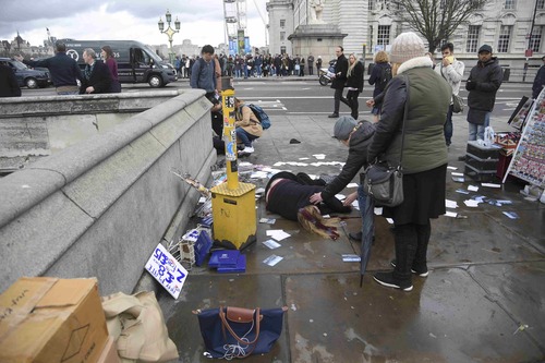 
Người phụ nữ bị thương đang nằm trên cầu Westminster. Ảnh: Reuters
