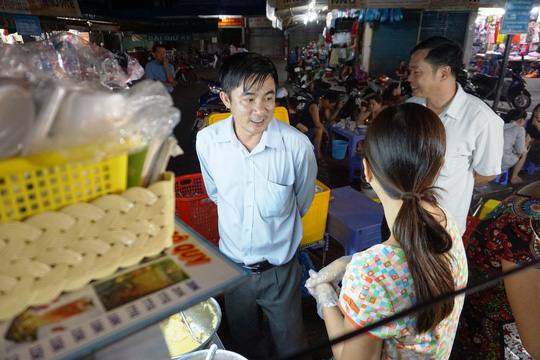 
Ông Lê Thanh Bình, Phó Chủ tịch UBND quận Tân Bình đến hỏi thăm một tiểu thương mới chuyển vào chợ Phạm Văn Hai buôn bán
