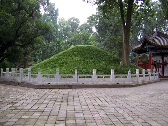 
Mộ Khổng Minh ở núi Định Quân: Ảnh: Linet.
