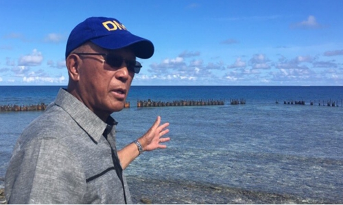 
Bộ trưởng Quốc phòng Philippines Delfin Lorenzana thăm trái phép đảo Thị Tứ. Ảnh: Rappler.

