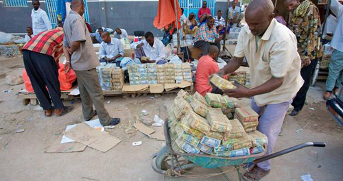 
Tại Somaliland, việc người dân dùng xe đẩy chở tiền hay thùng to đựng tiền là điều không hề lạ lẫm. Ảnh: BBC.
