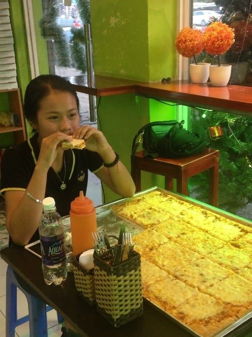 Một thực khách thử sức cùng chiếc bánh pizza 50x70 cm.