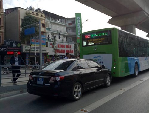 
Chiếc xe biển xanh húc vào đuôi xe BRT trên làn đường dành riêng. Ảnh: Otofun
