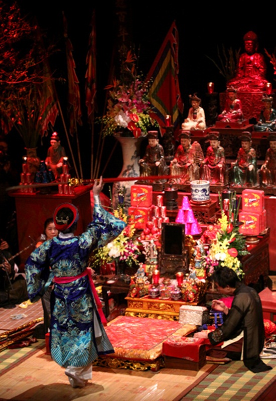  Lễ hầu đồng thường rất tốn k&eacute;m 