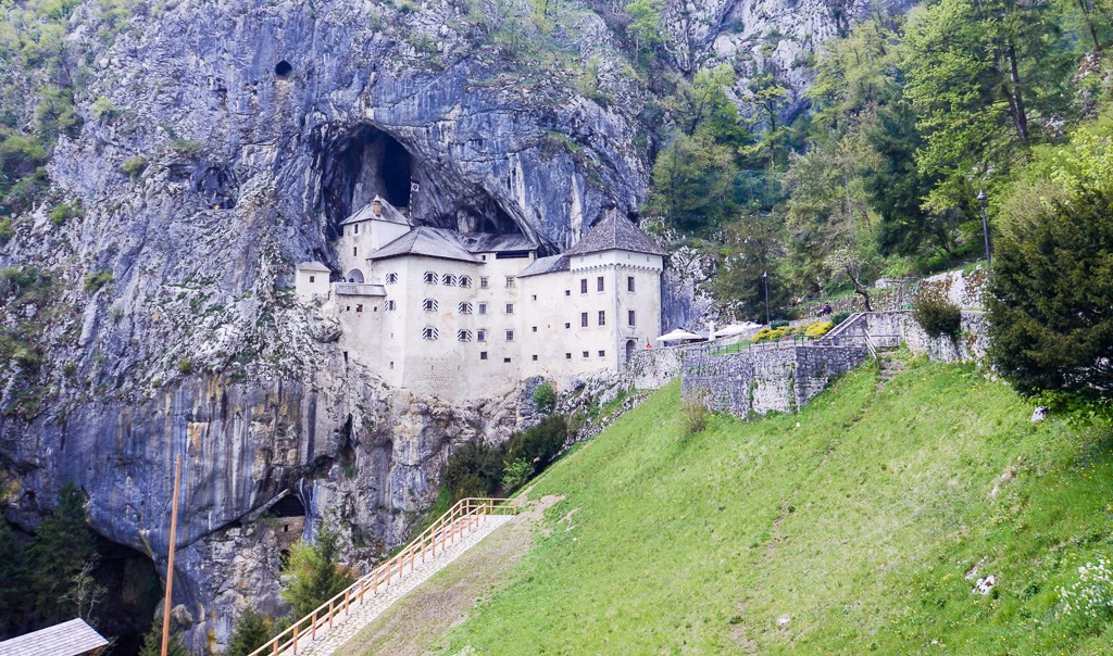 Lâu đài cổ tích nằm trong vách đá