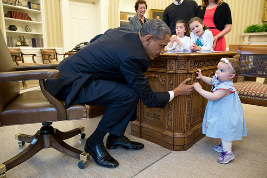 Ông Obama gây sốt với ảnh bế em bé Alaska - Ảnh 4.