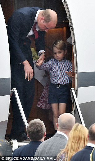Hoàng tử bé George líu ríu tại sân bay Ba Lan siêu dễ thương - Ảnh 2.