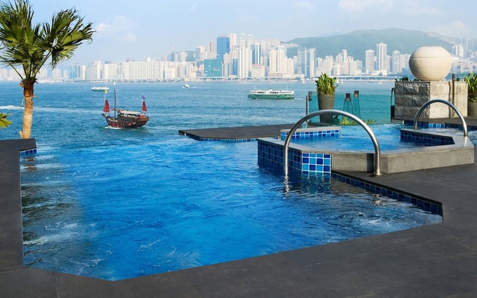 10 khách sạn có bể bơi sân thượng đẹp nhất - Ảnh 1.