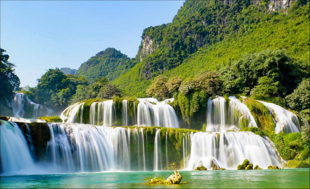 Thác nước Việt Nam là một điểm đến không thể bỏ qua đối với những người thích khám phá vẻ đẹp tự nhiên. Những dòng nước đổ xuống với sự dịu dàng và ánh sáng từ những cơn gió mang lại một không gian thoải mái và bình yên. Hình ảnh của chúng sẽ khiến bạn muốn đến đó ngay lập tức.