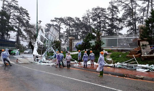 Lâm Đồng: 2 người chết, nhiều nơi bị cô lập do bão - Ảnh 14.