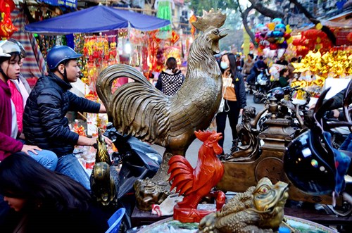 Một cửa hàng hét giá chú gà đồng cỡ lớn cao trên 50 cm với giá 25 triệu đồng trong dịp Tết Nguyên đán.