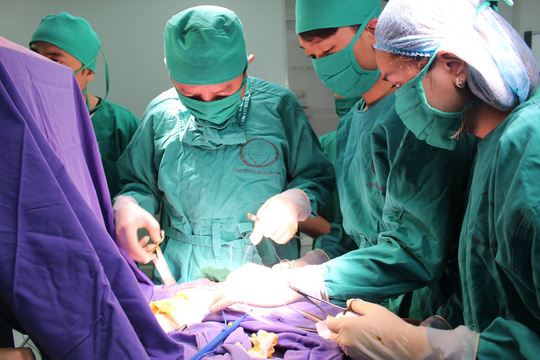 
Ngay sau khi chào đời cháu bé được phẫu thuật sắp xếp lại phần nội tạng bị lộ ra ngoài
