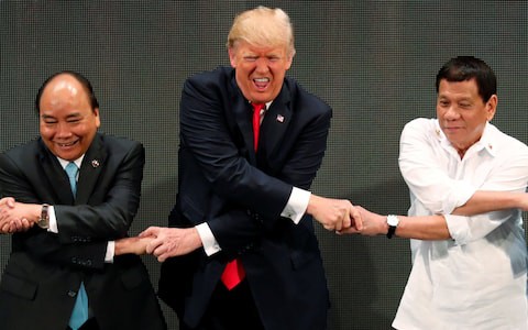 Tổng thống Mỹ Donald Trump lúng túng khi bắt tay chéo - Ảnh 3.