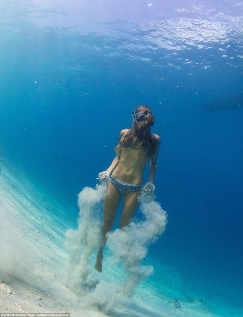 Cô gái nín thở 6,5 phút tập yoga dưới biển gây choáng