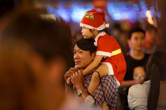 Sài Gòn rực rỡ trong biển người đêm Giáng sinh - Ảnh 14.