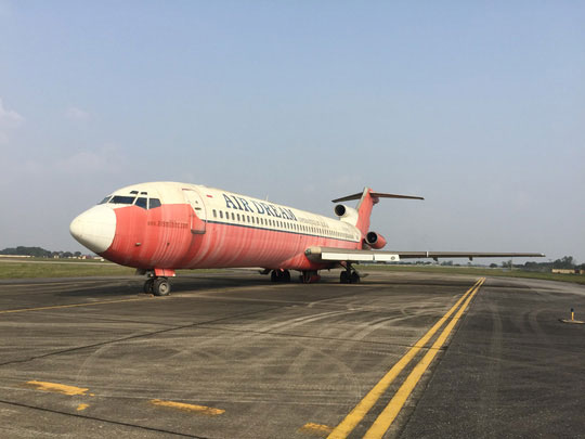 Chiếc máy bay B727-233 vô chủ đỗ ở sân bay Nội Bài 10 năm qua Ảnh: NGUYỄN HỮU