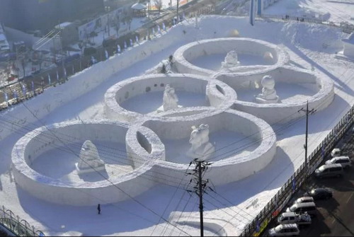 Những tượng bằng tuyết nằm sát địa điểm tổ chức lễ khai, bế mạc TVH mùa đông 2018