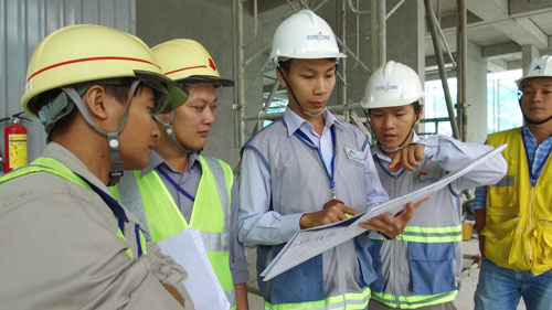 Các kỹ sư của Coteccons thảo luận tại công trường