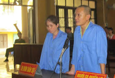 
Vợ chồng Võ Khánh Dương và Nguyễn Thị Quỳnh Anh tại phiên toà - Ảnh: CAND

