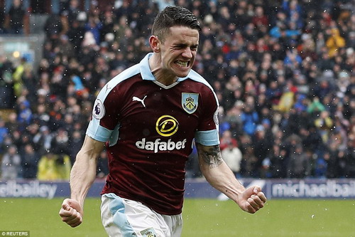 Tân binh Robbie Brady giữ 1 điểm ở lại với Burnley