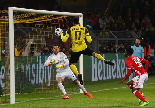 Aubameyang lập hat-trick, đưa Dormund vào tứ kết