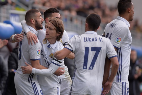Benzema (trái) lập cú đúp khi Real Madrid vắng Bale và Ronaldo