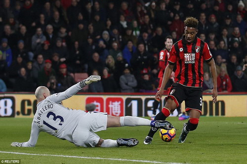 Willy Caballero phá bóng trước mũi giày Jordon Ibe