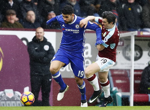 Diego Costa bị hậu vệ Burnley đeo bám quyết liệt