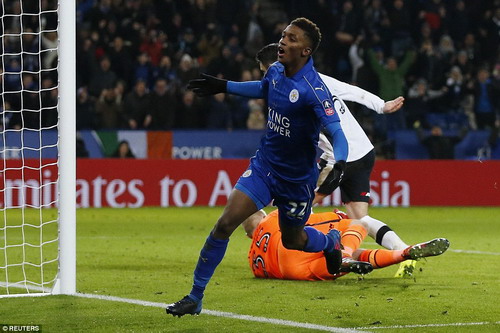 Demarai Gray ấn định chiến thắng 5-3 cho Leicester