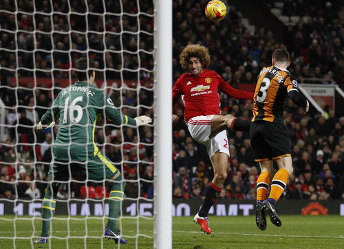 Fellaini lập công phút 86